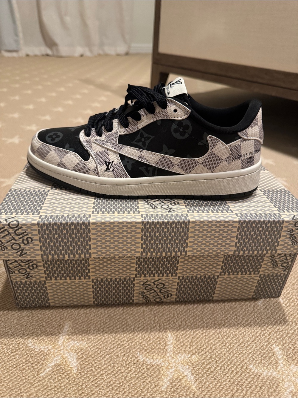 Nike Women's Low-Top Sneakers in Black and Light Gray Check